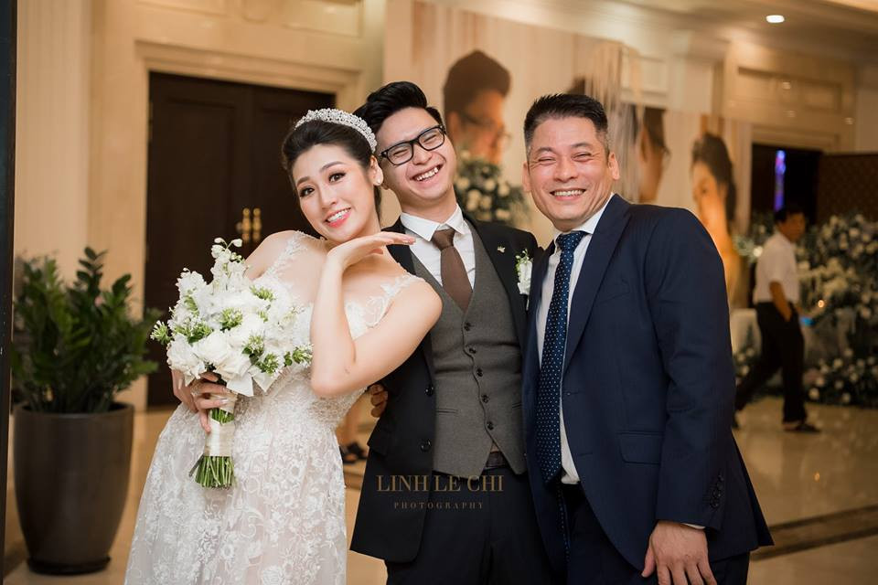 Đôi vợ chồng trẻ tạo dáng nhí nhảnh.