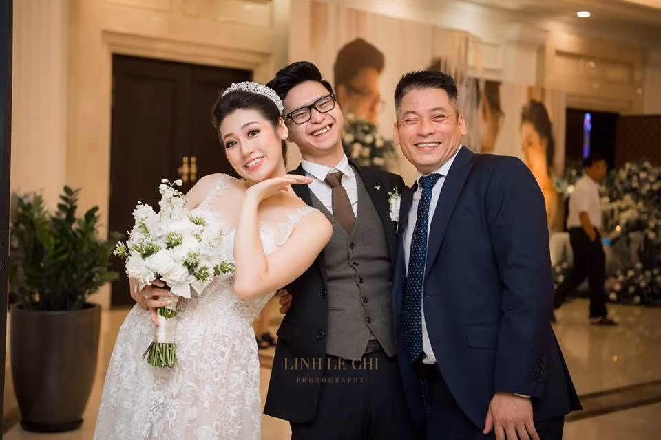 Đôi vợ chồng trẻ tạo dáng nhí nhảnh.