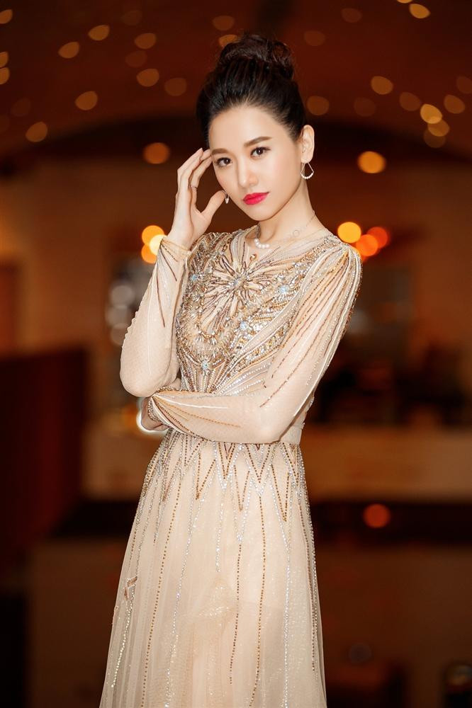 Chiếc mũi cao, nhọn hơn thường ngày của Hari Won khiến cô vấp phải nghi án đã can thiệp dao kéo.