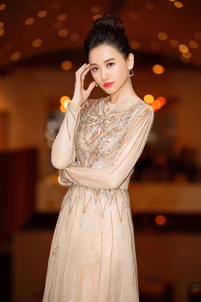 Chiếc mũi cao, nhọn hơn thường ngày của Hari Won khiến cô vấp phải nghi án đã can thiệp dao kéo.