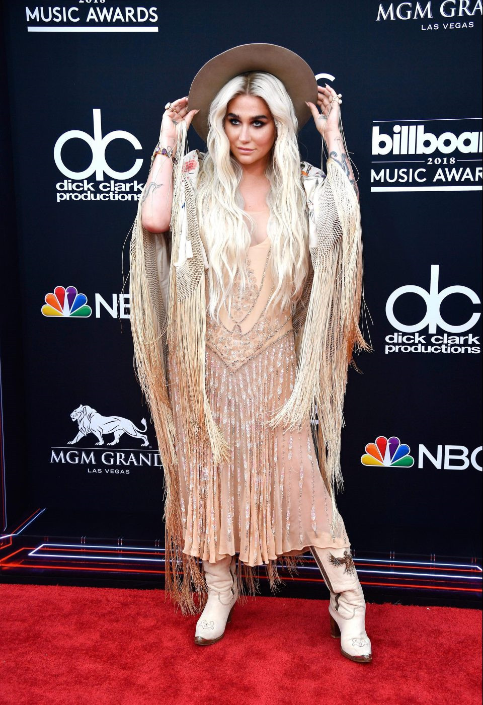 Kesha xuất hiện cùng gu thời trang rườm rà, khó hiểu không kém, kết hợp áo choàng tua rua và váy đính hạt lấp lánh. Một số khán giả cho rằng có thể nữ ca sĩ 31 tuổi muốn hóa thân thành nữ cao bồi.