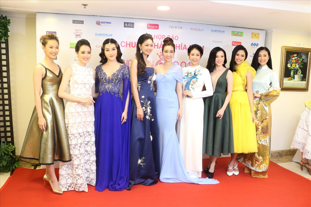 Dàn người đẹp tham gia buổi họp báo.