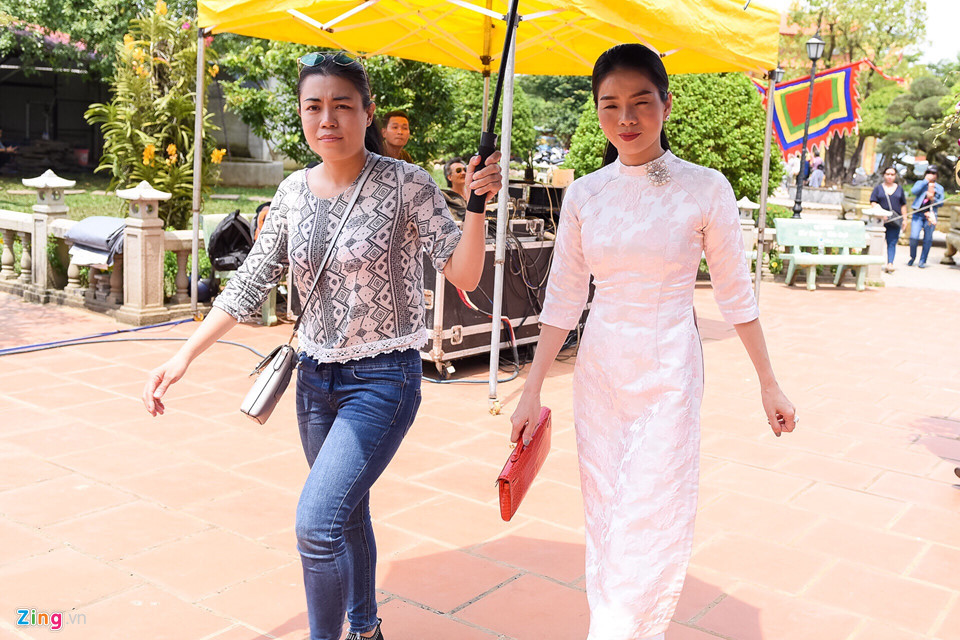 Ca sĩ Lệ Quyên nền nã với áo dài trắng. Nữ ca sĩ cho biết khi rảnh rỗi vẫn cùng ông xã đến nhà thờ thắp hương.