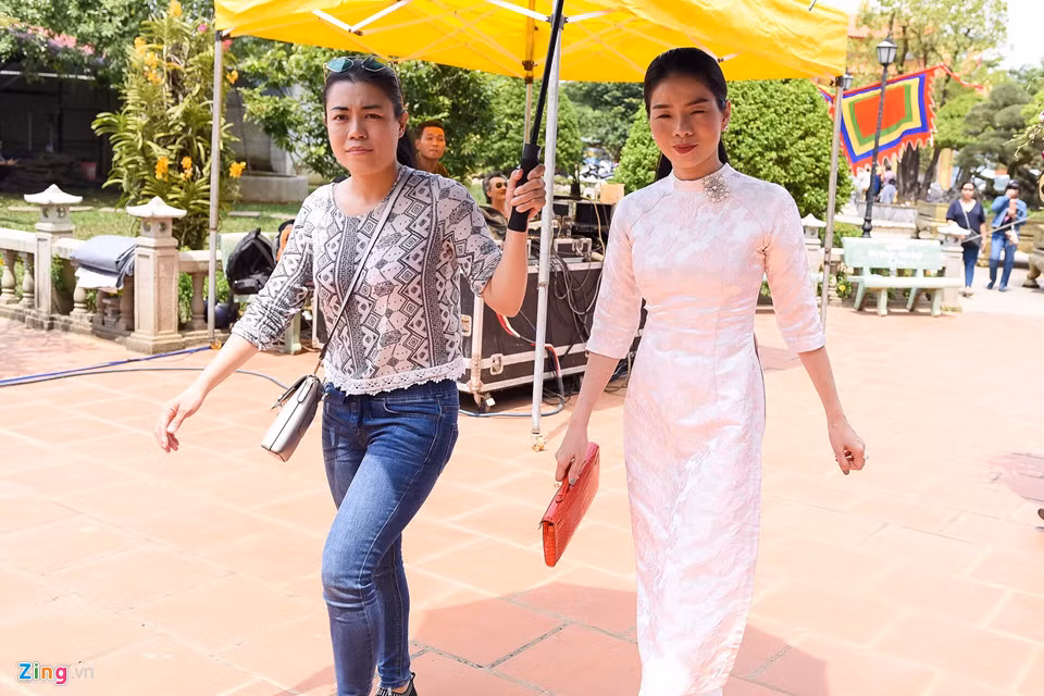 Ca sĩ Lệ Quyên nền nã với áo dài trắng. Nữ ca sĩ cho biết khi rảnh rỗi vẫn cùng ông xã đến nhà thờ thắp hương.