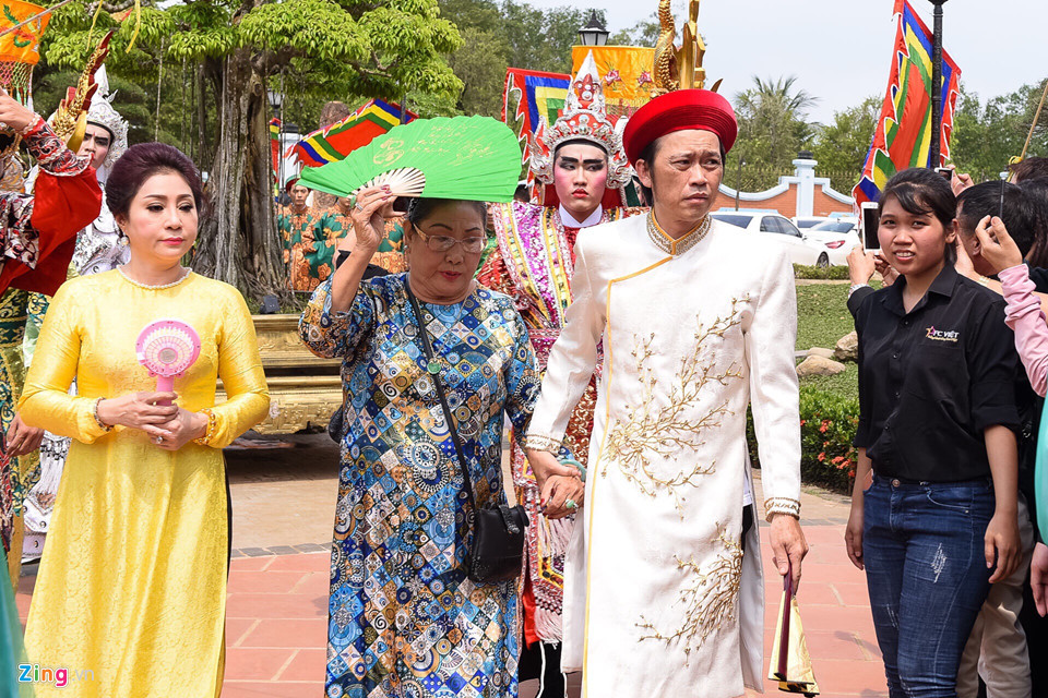 Ngày 20/9, danh hài Hoài Linh đã chuẩn bị sẵn sàng mọi việc cần thiết cho lễ giỗ Tổ nghề sân khấu. Trước đó, anh và ê-kíp đã dọn dẹp, chăm sóc vườn cây tại nhà thờ để chuẩn bị đón khách.