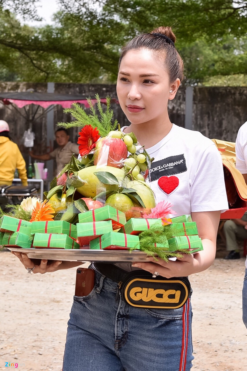 Người mẫu Quỳnh Thư chuẩn bị mâm quả cầu kỳ dâng lên Tổ nghề.