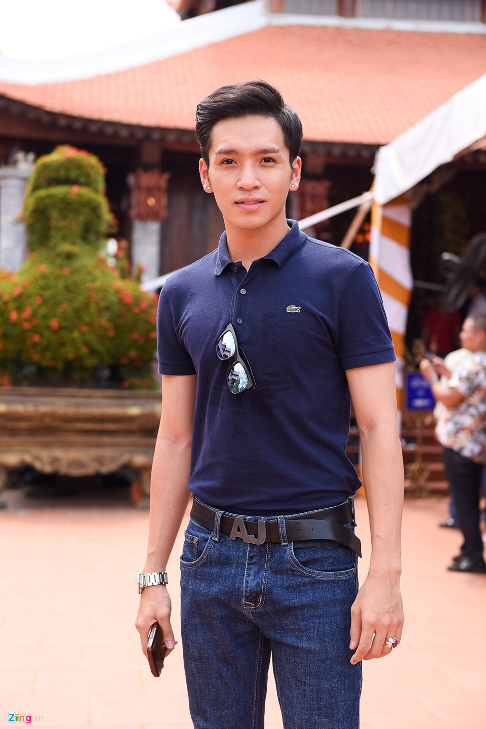 Bạch Công Khanh cho hay nhiều lần được hợp tác với danh hài Hoài Linh là may mắn của anh. Nam ca sĩ khẳng định đã được học hỏi về nghề và cách sống của danh hài.