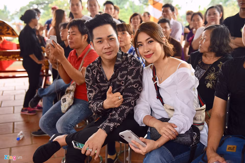 Quách Tuấn Du, Pha Lê chăm chú theo dõi các nghi thức giỗ Tổ cùng khán giả.