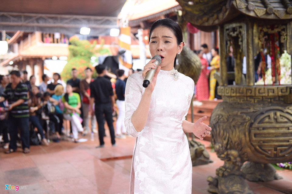 Trong không khí rộn ràng, Lệ Quyên hào hứng hát 2 ca khúc Bolero Mưa nửa đêm và Biển tình gửi đến khán giả.