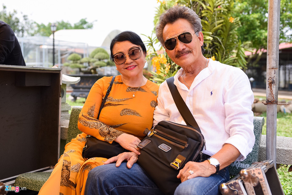 Vợ chồng Hương Lan mới về nước. Nữ danh ca cho biết đây là lần đầu vợ chồng chị dự lễ giỗ Tổ nghề tại Việt Nam.