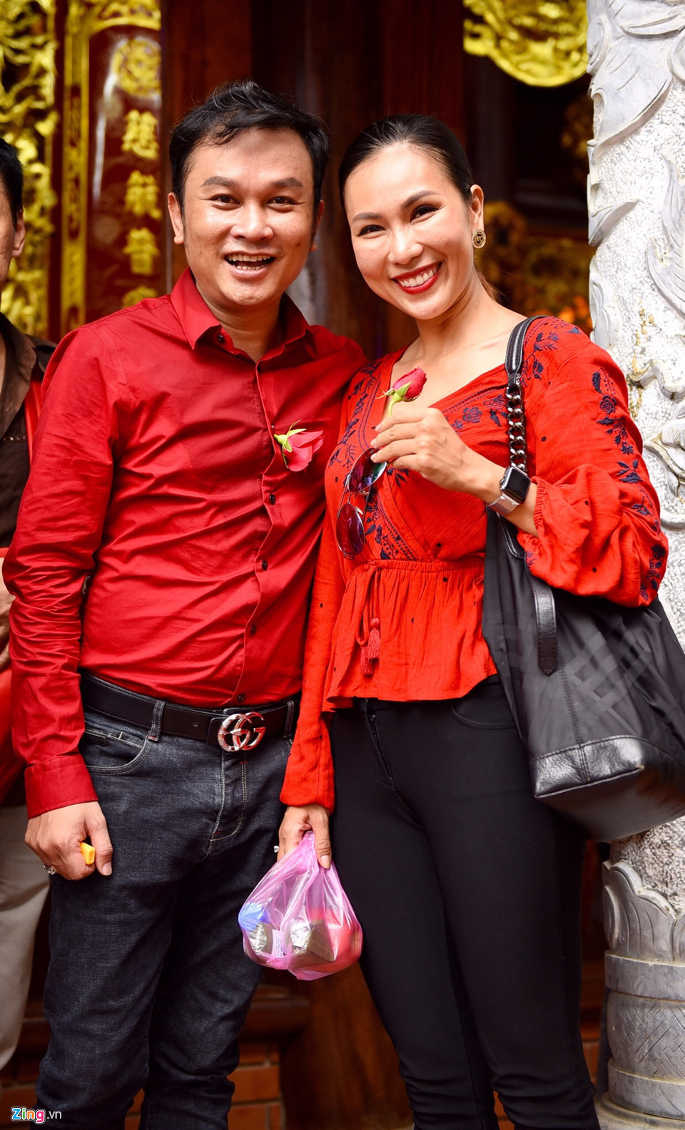 NSƯT Hữu Quốc và Khánh Ngọc không hẹn mà gặp cùng diện tông đỏ. Giọng ca Vầng trăng khóc gần đây đã tìm được tình yêu mới sau 2 năm chia tay xạ thủ Trung Hiếu.