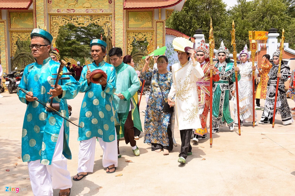 Lễ dâng hương Tổ nghề luôn được Hoài Linh tổ chức trang trọng, linh đình. Hàng năm, lễ giỗ Tổ tại nhà thờ không chỉ có nhiều nghệ sĩ mà thu hút số lượng lớn khán giả đến dự.