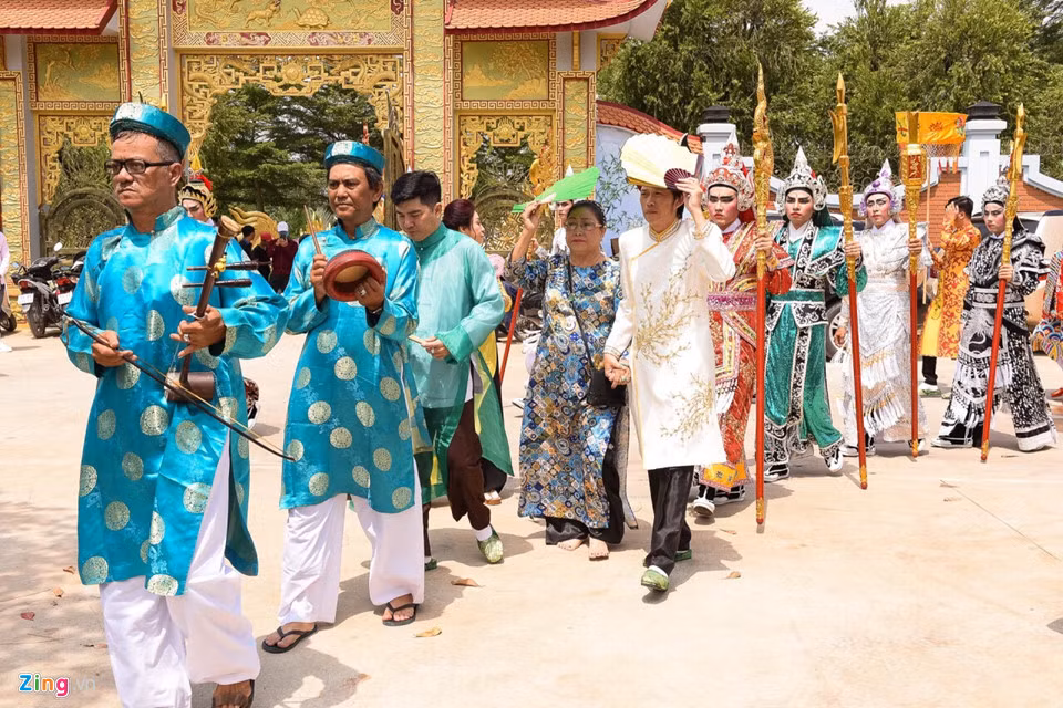 Lễ dâng hương Tổ nghề luôn được Hoài Linh tổ chức trang trọng, linh đình. Hàng năm, lễ giỗ Tổ tại nhà thờ không chỉ có nhiều nghệ sĩ mà thu hút số lượng lớn khán giả đến dự.