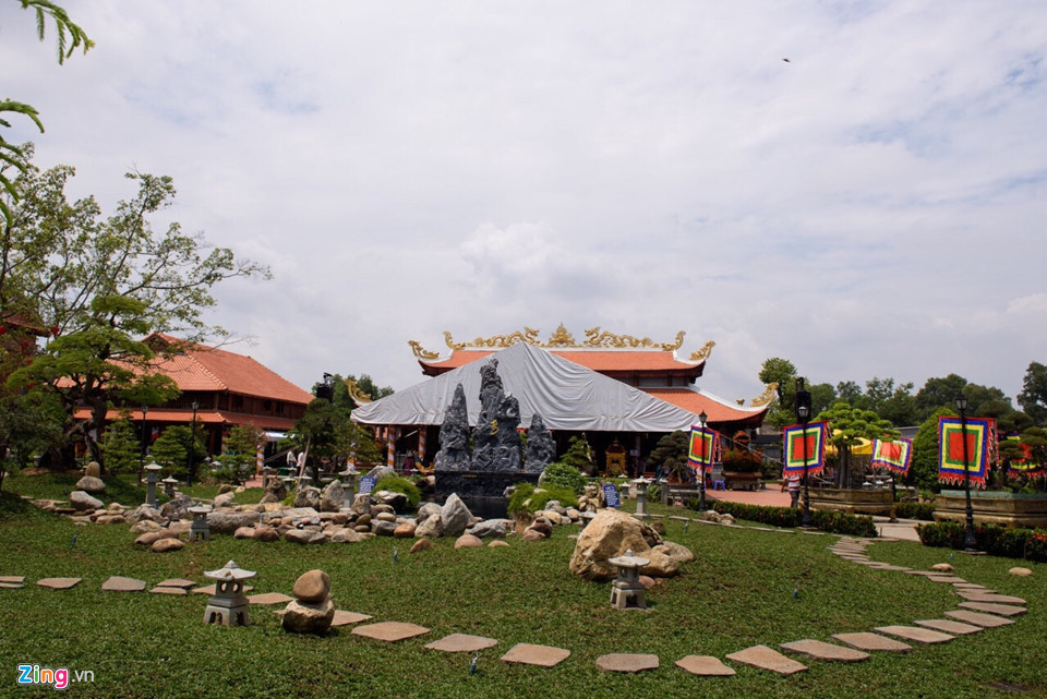 Tiểu cảnh xung quanh nhà thờ được chăm sóc kỹ lưỡng. Đền thờ Tâm linh Việt được hoàn thành từ năm 2016 trên diện tích hơn 7.000 m2.