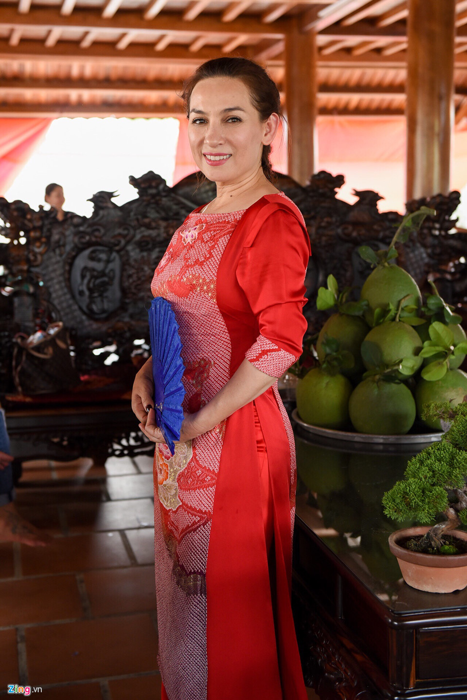 Phi Nhung chia sẻ vào ngày giỗ Tổ, nghệ sĩ bận rộn thế nào vẫn sắp xếp chuẩn bị lễ vật dâng lên Tổ nghề để tỏ lòng biết ơn. Ca sĩ hải ngoại nói chị cảm thấy may mắn khi được Tổ nghề yêu thương nên mới có chỗ đứng như hiện tại, vì bản thân chị không được đào tạo bài bản.