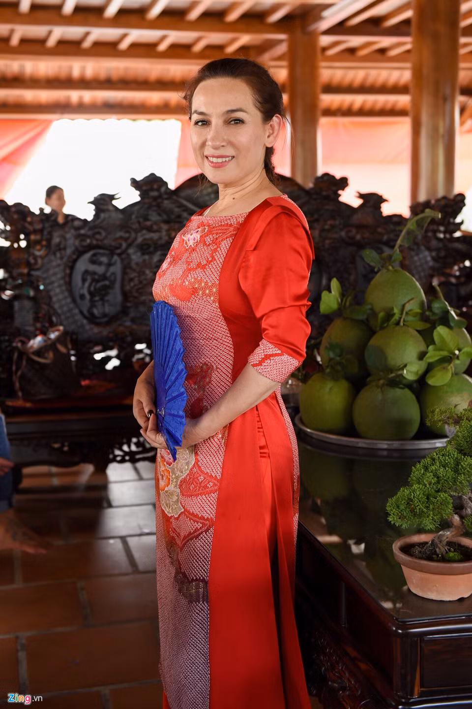 Phi Nhung chia sẻ vào ngày giỗ Tổ, nghệ sĩ bận rộn thế nào vẫn sắp xếp chuẩn bị lễ vật dâng lên Tổ nghề để tỏ lòng biết ơn. Ca sĩ hải ngoại nói chị cảm thấy may mắn khi được Tổ nghề yêu thương nên mới có chỗ đứng như hiện tại, vì bản thân chị không được đào tạo bài bản.