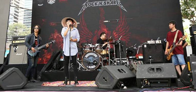 Ca sĩ Phương Thanh trong buổi tập cùng chương trình.