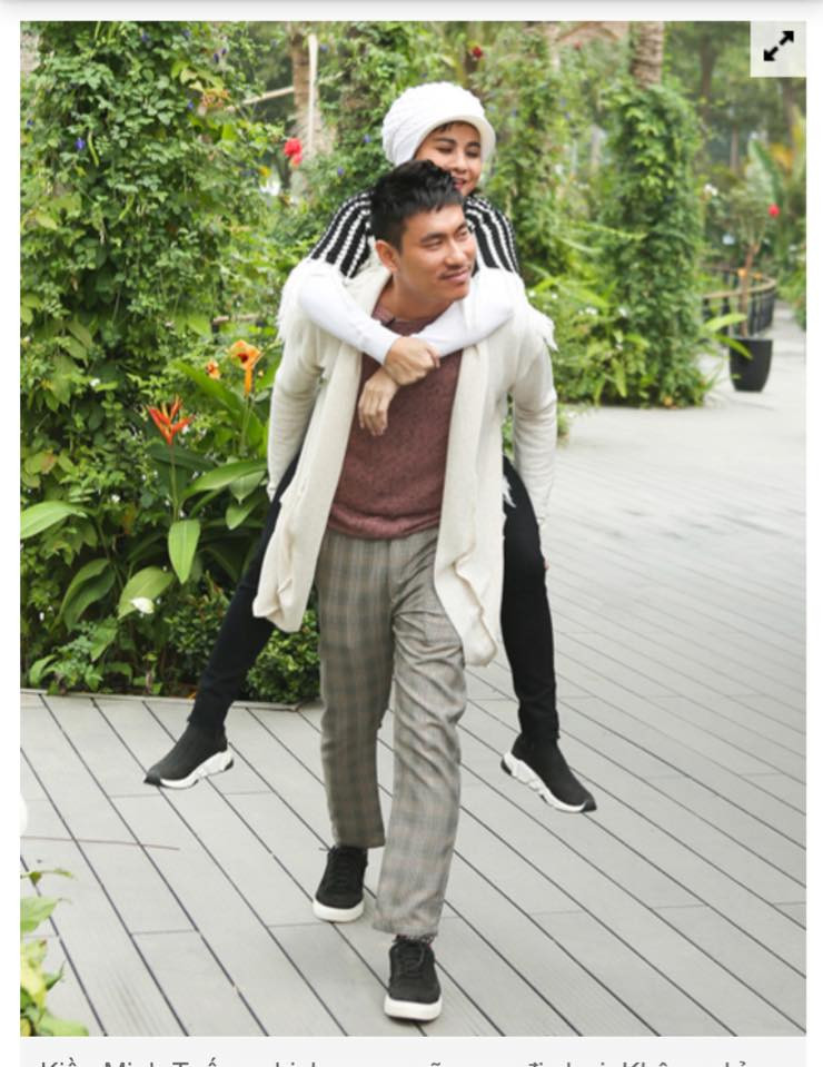 Kiều Minh Tuấn cõng Cát Phượng trong chuyến du lịch kỷ niệm 10 năm bên nhau của cặp đôi.