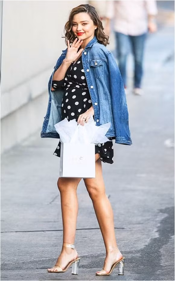 Là người mẫu, nên dường như Miranda rất giỏi giữ thăng bằng trên đôi xăng đan cao hơn cả chục centimet.