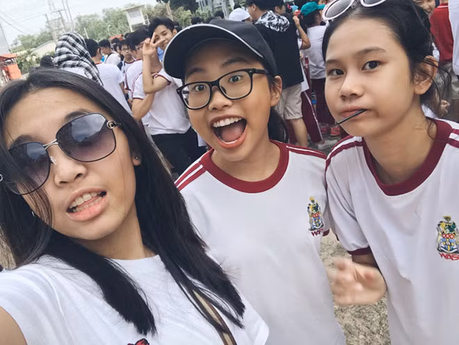 Nữ ca sĩ vui vẻ, hoà đồng với bạn bè trong lớp.