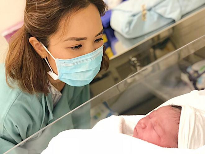 "Tiểu công chúa" của vợ chồng nàng siêu mẫu hàng đầu Việt Nam được sinh tại bệnh viện Quốc tế.