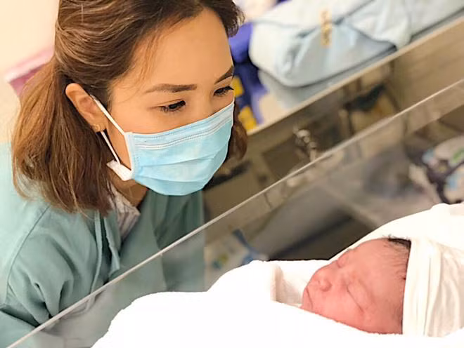 "Tiểu công chúa" của vợ chồng nàng siêu mẫu hàng đầu Việt Nam được sinh tại bệnh viện Quốc tế.