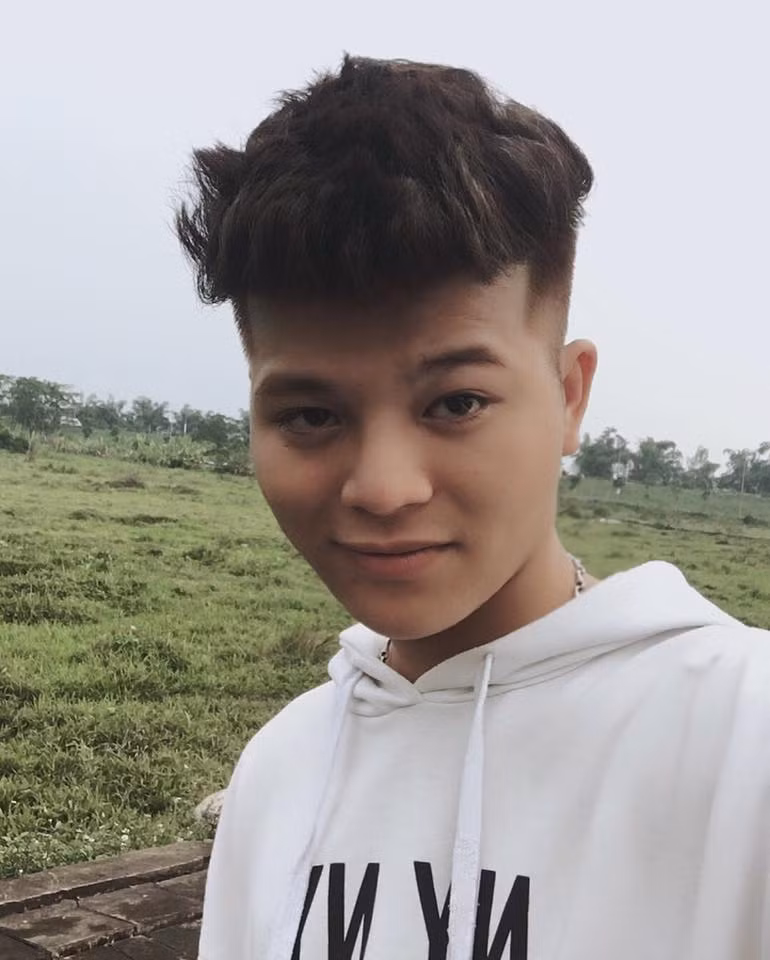 Sau khi tập trung vào chuyện học hành, Quang Anh ít đi show nên gia đình em cũng không dư dả tiền. Có tin đồn Quang Anh đã "dao kéo" để chỉnh sửa khuôn mặt nhưng mẹ em cho biết đó là do phần mềm chỉnh sửa ảnh chứ kinh tế chưa cho phép Quang Anh đi làm đẹp.