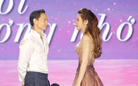 Cặp đôi trao nhau ánh nhìn đầy yêu thương trước khi tiến lại thực hiện màn "khóa môi" lãng mạn và ngọt ngào. (ảnh: Chu Văn Hoàn)