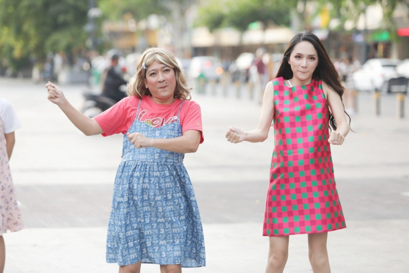 “Bà bầu” Trường Giang lại gây ấn tượng bởi nét xấu lạ với tạo hình mái tóc xoăn, bộ đồ bầu sặc sỡ cùng nốt ruồi duyên bên cạnh Hoa hậu chuyển giới Hương Giang.