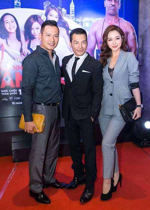 Tại sự kiện tối qua, nhiều sao Việt đã đến ủng hộ phim mới của Trần Bảo Sơn. Jennifer Phạm được chồng doanh nhân hộ tống đi sự kiện.