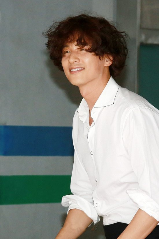 Một số hình ảnh khác cho thấy đường nét trên gương mặt anh vẫn rất đẹp, ngoại trừ việc gầy và đen đi nhiều.