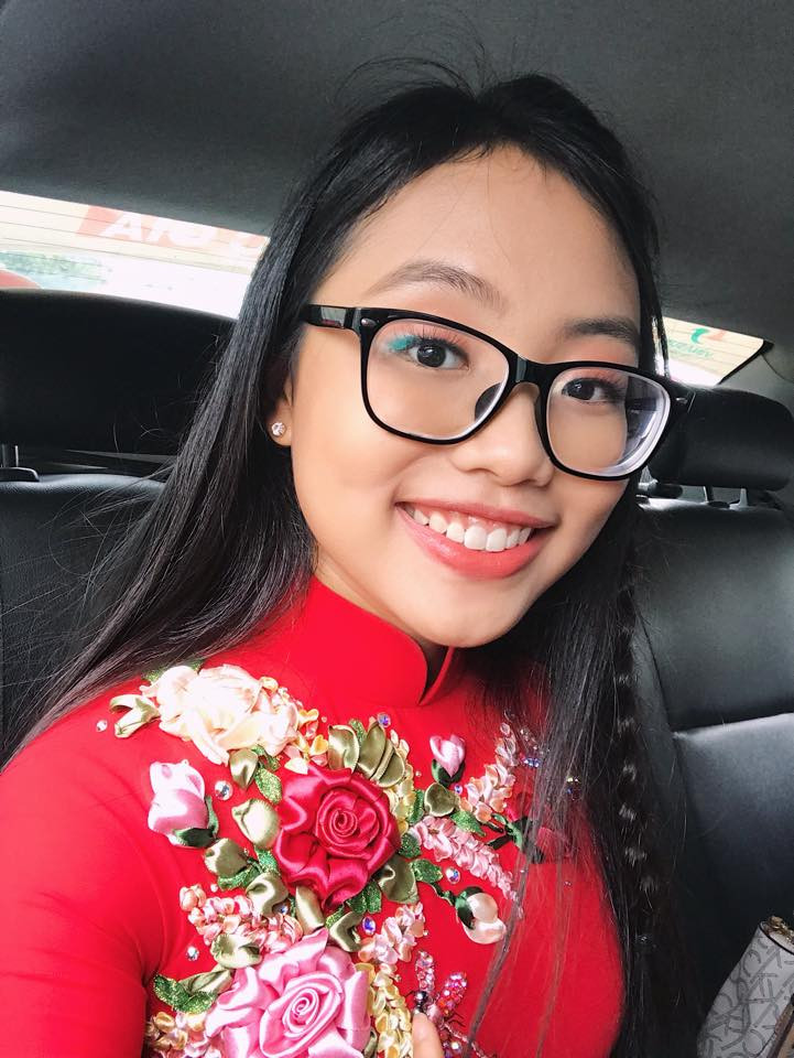 Từ góc độ khác facebooker Quynh Nga Tran Thi bày tỏ: "Con gái hôm nay xinh thì có xinh, nhưng trang điểm như vậy trông con già quá, nhớ trang điểm đúng với lứa tuổi của con nhé, vì không trang điểm cô thấy con rất dễ thương".