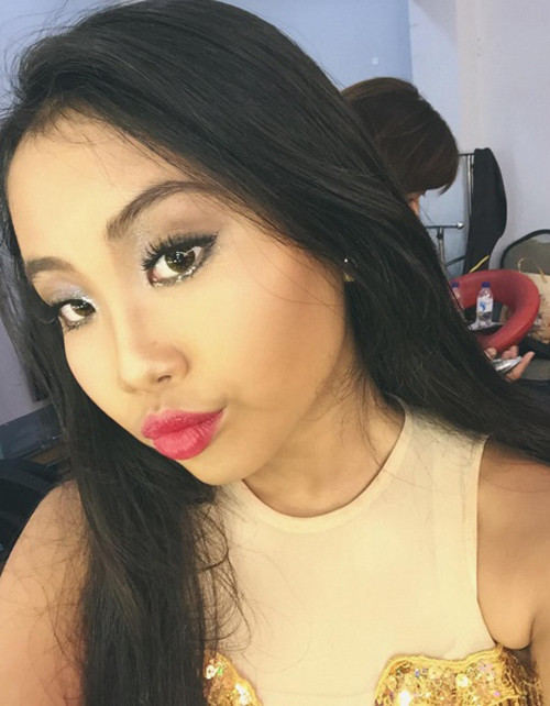 Riêng facebooker Điền Love Lý thẳng thắn: "Xấu quá con gái ơi! Bớt trang điểm lại đi con" liền gặp phản ứng gay gắt từ facebooker Thi Quynh: "Mỗi người có một nét đẹp riêng, mỗi người có một sở thích riêng. Ví dụ bạn thấy cô bé không đẹp nhưng trong mắt bao nhiêu người thấy đẹp, mà bạn cho mình là đẹp mà trong mắt mọi người thấy bạn không hề đẹp tý nào. Thế bạn cấm mọi người nhận xét sao? Ví dụ như tôi nhìn bạn tôi thấy bé xinh mười bạn chưa được một phần của bé thì sao? Nên tôi khuyên bạn bé xinh hay không thì bạn đừng nói vậy, cháu nó như con cái mình thôi. Tôi nói thật bạn đừng buồn nhé, bạn có tu 10 kiếp đi nữa cũng không sinh ra được 1 cô con gái như bé đâu! Hãy mở rộng tấm lòng nhân hậu đi bạn nhé! Đời mà chê người bữa trước hôm sau người cười đấy".