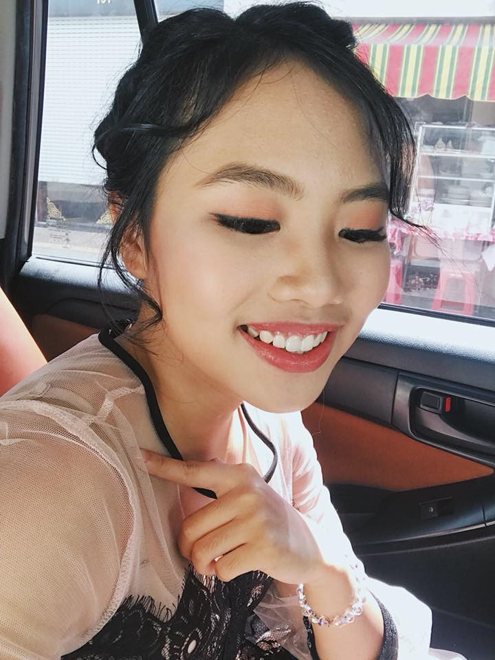 Ngay sau đó, Á quân của Giọng hát Việt nhí mùa đầu tiên nhận được không ít những lời nhận xét trái chiều từ phía cư dân mạng và người hâm mộ. Trong khi có nhiều ý kiến khen ngợi vẻ ngoài ngày càng ra dáng thiếu nữ của ca sĩ nhí Phương Mỹ Chi thì một bộ phận cư dân mạng tỏ ra không hài lòng với lối trang điểm già dặn người lớn của cô nàng 15 tuổi. "Bé lớn nhanh quá! Không nhận ra luôn, Mỹ Chi đẹp lắm!" - facebooker Thuy Trieu Vy nhận xét.