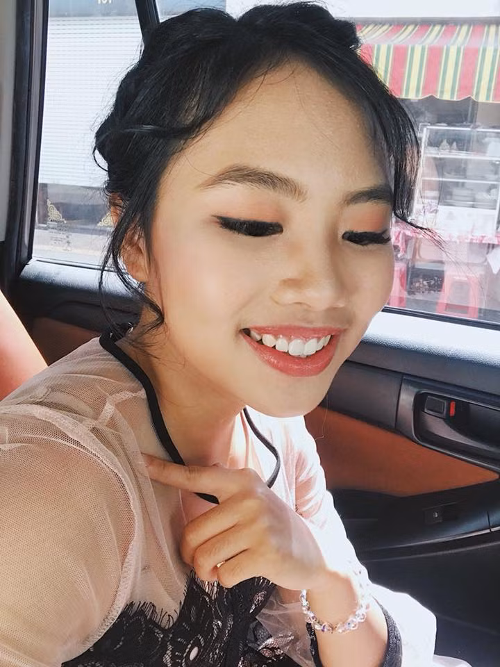 Ngay sau đó, Á quân của Giọng hát Việt nhí mùa đầu tiên nhận được không ít những lời nhận xét trái chiều từ phía cư dân mạng và người hâm mộ. Trong khi có nhiều ý kiến khen ngợi vẻ ngoài ngày càng ra dáng thiếu nữ của ca sĩ nhí Phương Mỹ Chi thì một bộ phận cư dân mạng tỏ ra không hài lòng với lối trang điểm già dặn người lớn của cô nàng 15 tuổi. "Bé lớn nhanh quá! Không nhận ra luôn, Mỹ Chi đẹp lắm!" - facebooker Thuy Trieu Vy nhận xét.