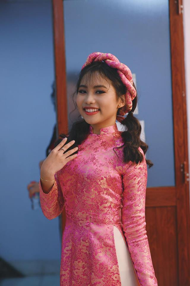 Dù vậy, không ít người hâm mộ vẫn ủng hộ Phương Mỹ Chi vì cho rằng, cô nàng đang ở tuổi dậy thì lại hoạt động trong lĩnh vực nghệ thuật nên khó tránh khỏi những yêu cầu ăn mặc, cách trang điểm mỗi lần xuất hiện trước công chúng.