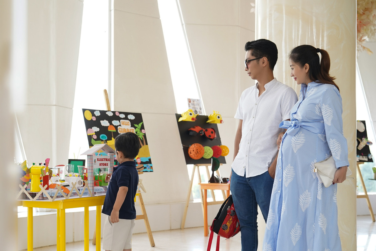 Tổ ấm của cặp đôi được khán giả ưu ái công nhận là một trong những gia đình kiểu mẫu trong showbiz Việt bởi ngoài thành công trong sự nghiệp, Phan Hiển - Khánh Thi luôn biết cách “giữ lửa” hôn nhân và nuôi dạy con khỏe mạnh, ngoan ngoãn.