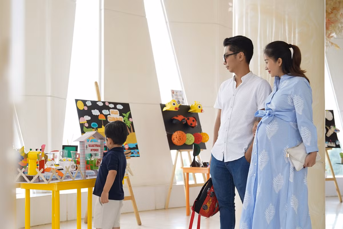 Tổ ấm của cặp đôi được khán giả ưu ái công nhận là một trong những gia đình kiểu mẫu trong showbiz Việt bởi ngoài thành công trong sự nghiệp, Phan Hiển - Khánh Thi luôn biết cách “giữ lửa” hôn nhân và nuôi dạy con khỏe mạnh, ngoan ngoãn.