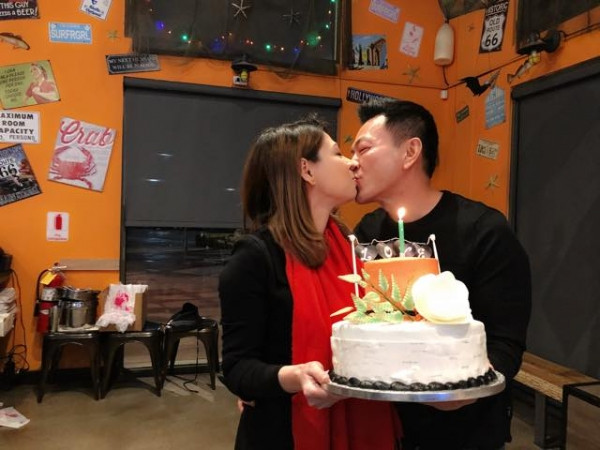 Nữ ca sĩ tình tứ khoá môi bạn trai Việt kiều khiến khán giả ghen tị.