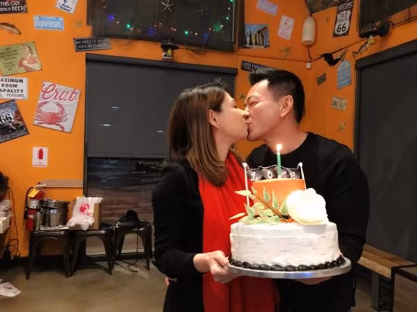 Nữ ca sĩ tình tứ khoá môi bạn trai Việt kiều khiến khán giả ghen tị.