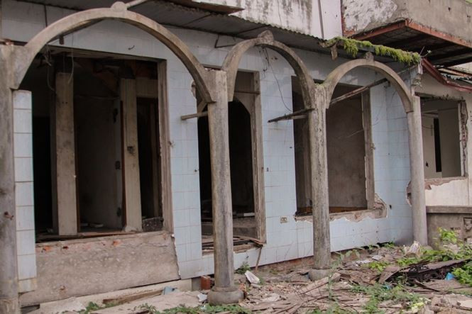 Việc bỏ hoang, không có công tác quản lý bảo vệ khiến nơi đây trở thành địa điểm "lý tưởng" cho việc hút chích, thả rác, gom phế thải...