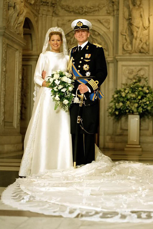 Hoàng hậu Hà Lan Maxima được mệnh danh là một trong những hoàng thân châu Âu mặc đẹp nhất do tờ Vanity Fair bình chọn. Trong lễ cưới diễn ra vào năm 2002 với Quốc vương Willem-Alexander, bà diện chiếc váy cưới của hãng Valentino. Váy may bằng lụa Mikado trơn hoàn toàn, nổi bật với phần đuôi dài bằng ren.