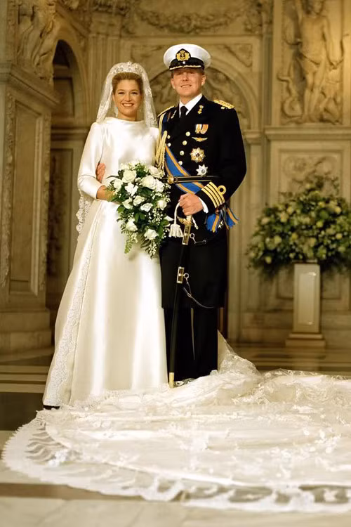 Hoàng hậu Hà Lan Maxima được mệnh danh là một trong những hoàng thân châu Âu mặc đẹp nhất do tờ Vanity Fair bình chọn. Trong lễ cưới diễn ra vào năm 2002 với Quốc vương Willem-Alexander, bà diện chiếc váy cưới của hãng Valentino. Váy may bằng lụa Mikado trơn hoàn toàn, nổi bật với phần đuôi dài bằng ren.