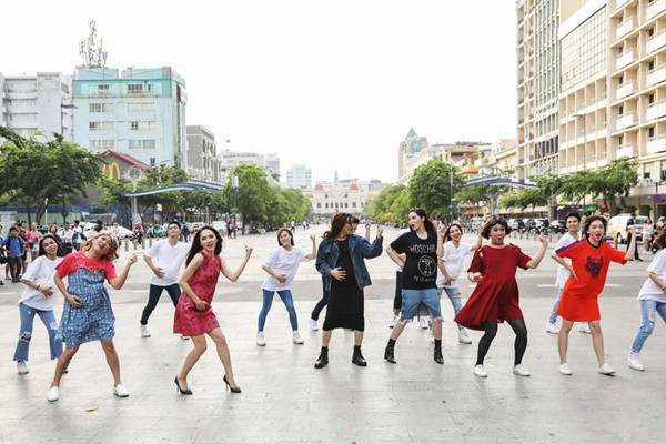 Được biết đây là buổi ghi hình cho chương trình Khi đàn ông mang bầu sắp sửa lên sóng vào tháng 5. Danh hài Trường Giang quậy cùng các nghệ sĩ.