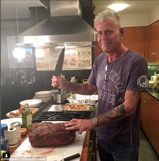 Anthony Bourdain đã treo cổ và ra đi ở tuổi 61, để lại dấu hỏi lớn về nguyên nhân tự tử.