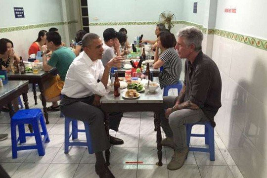 Anthony Bourdain và cựu Tổng thống Mỹ Obama tại Hà Nội năm 2016.