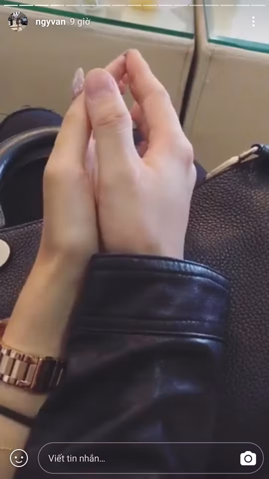 Sau khoảng thời gian yêu xa gần nửa năm, cả hai quyết định công khai chuyện tình cảm trên mạng xã hội.