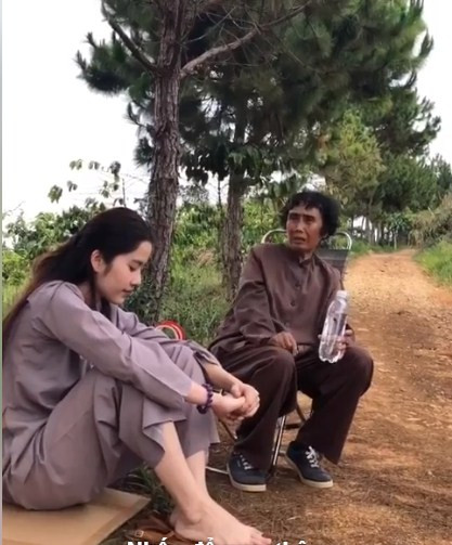 Chính vì vậy, Hoa khôi Nam Em quyết định tìm đến chốn bình yên trên núi để suy nghĩ lại những điều đã qua và dám đối mặt với tương lai.