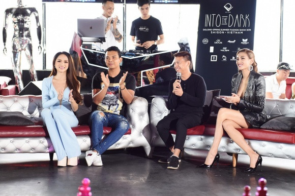 Tuy nhiên, NTK Đỗ Long lại bênh vực và nêu lí do vì sao Hương Giang lại đến trễ.