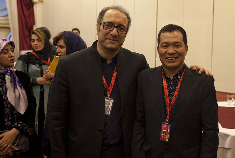 Đạo diễn Lương Đình Dũng chụp hình cùng giám đốc LHP Quốc tế Iran.